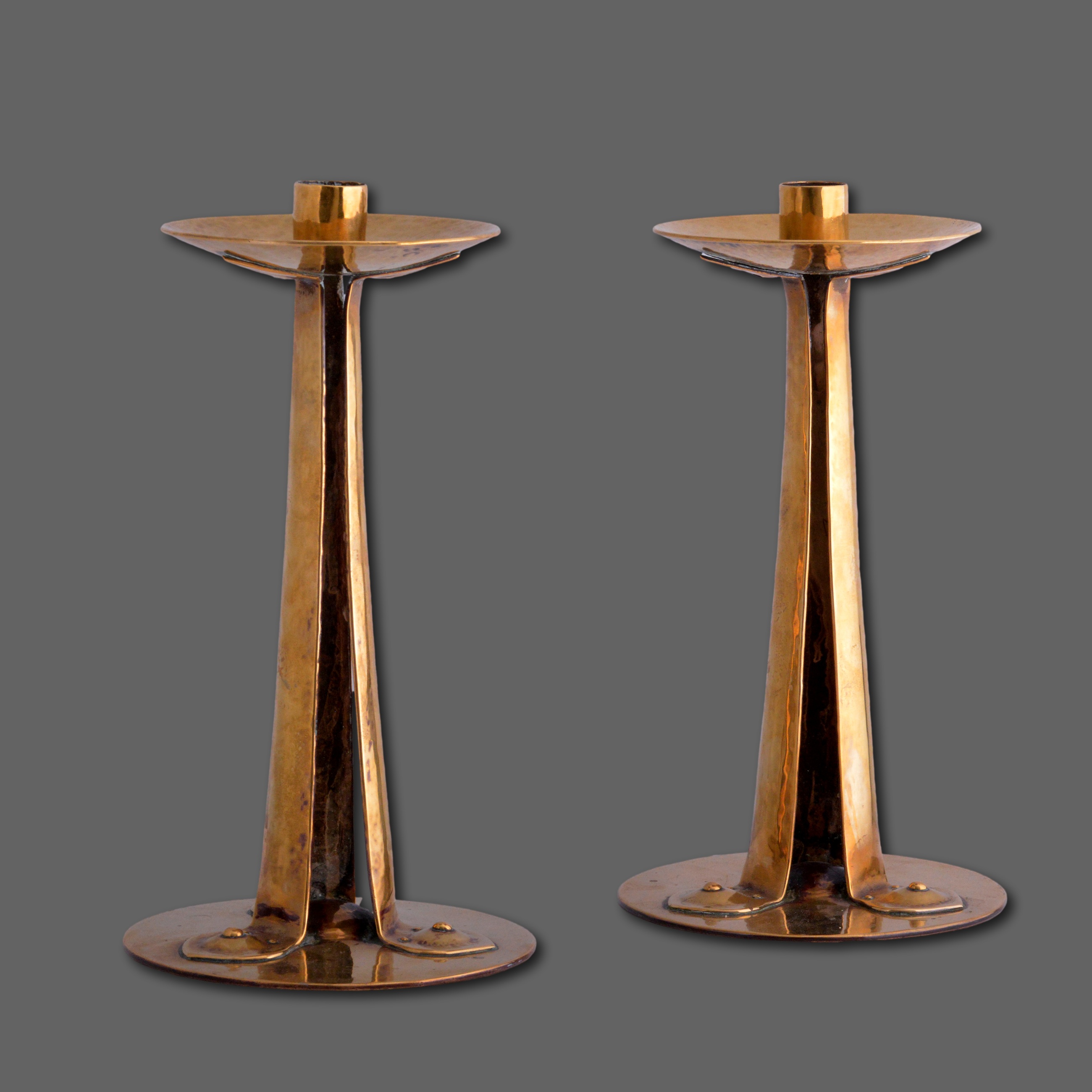 A beautiful pair of brass arts and crafts candlesticks - Image 3