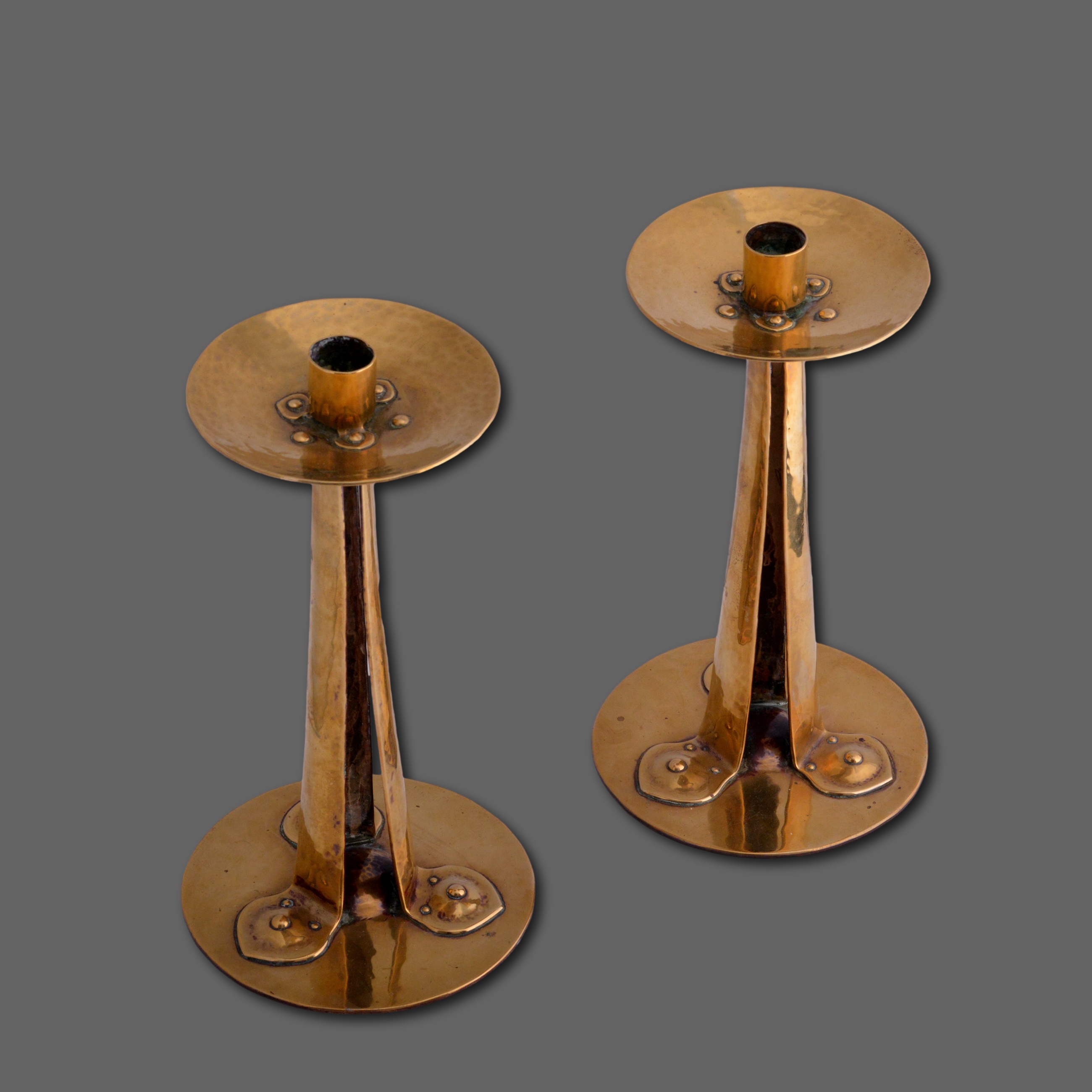 A beautiful pair of brass arts and crafts candlesticks - Image 4
